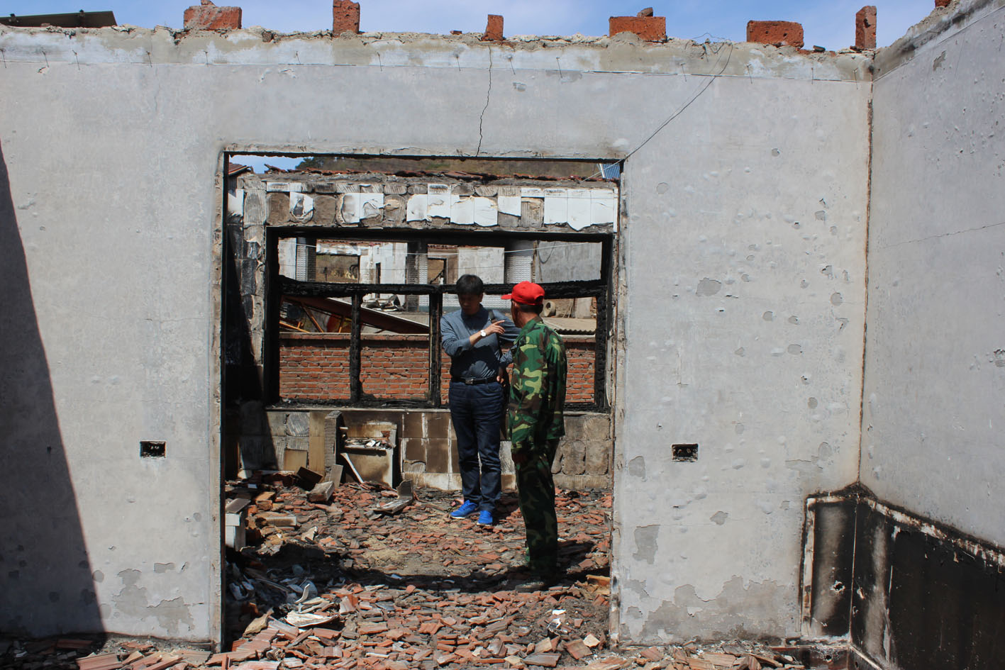 王书记向学生家长了解受灾情况1