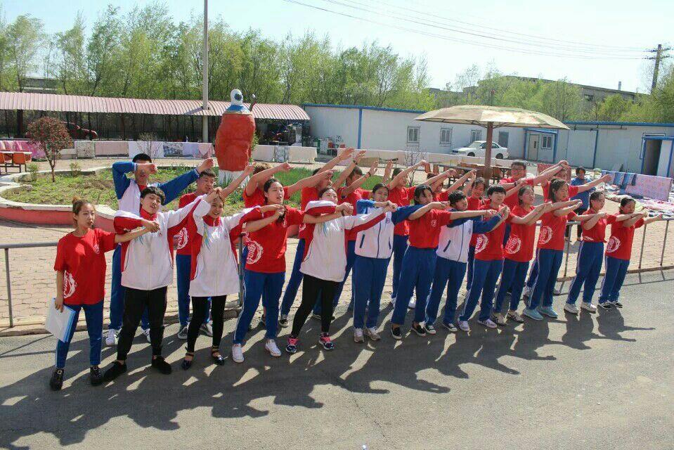 学生表演合唱节目