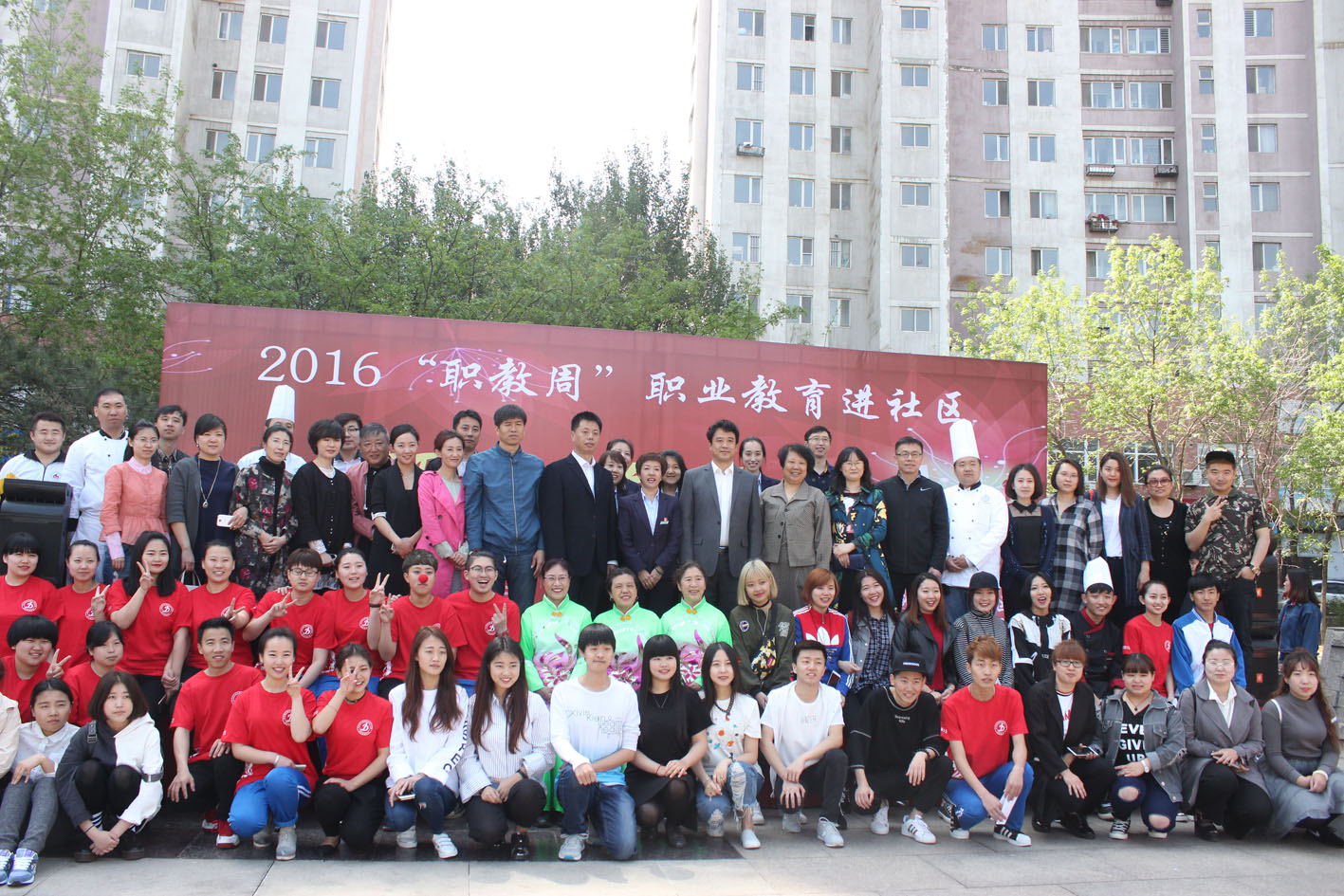 参加进社区活动师生合影