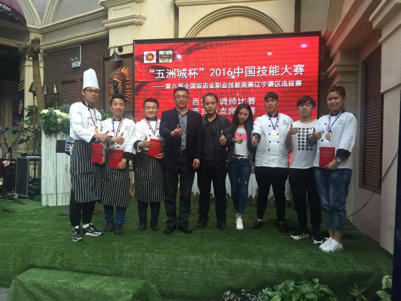 领队、指导教师及参赛选手合影 领队、指导教师及参赛选手合影